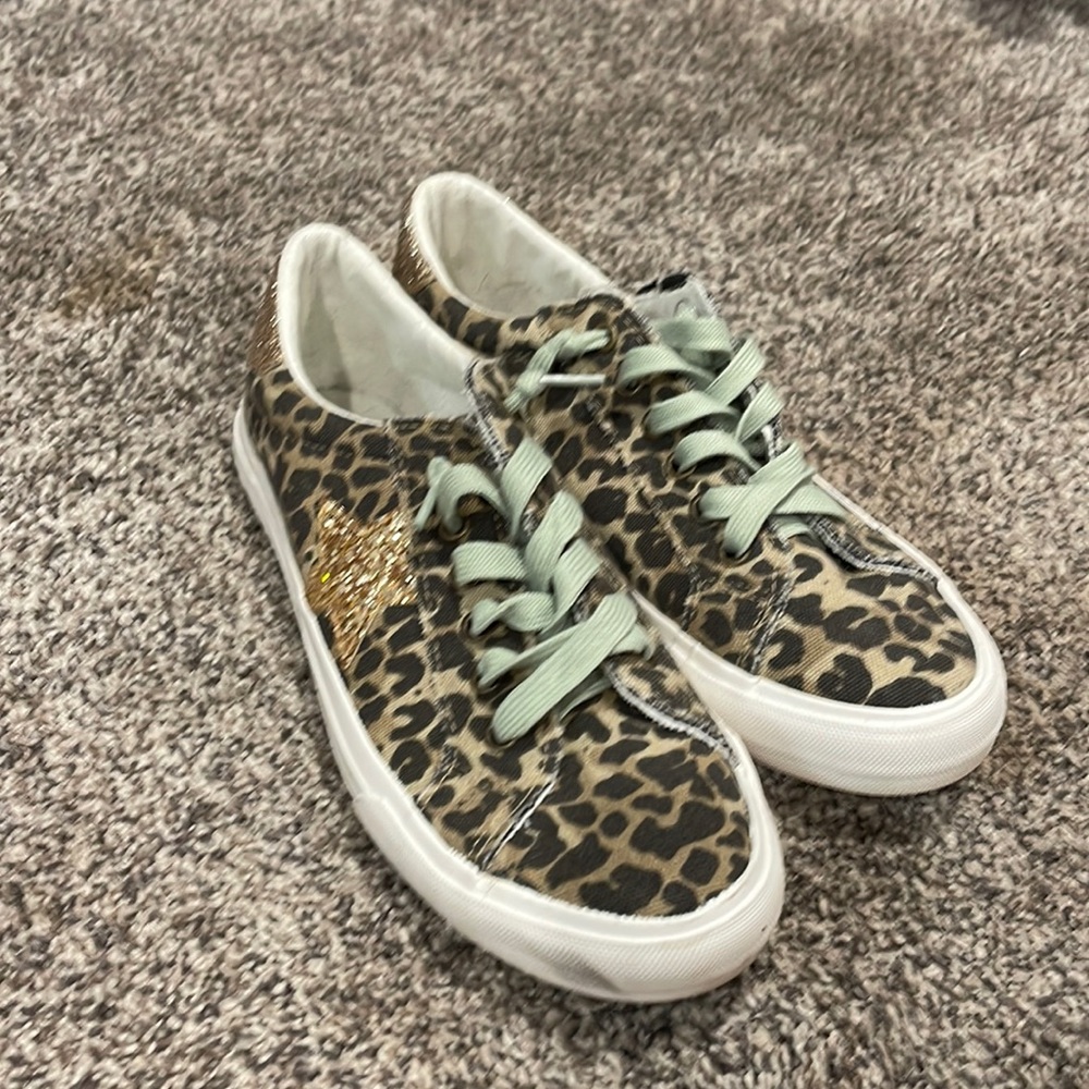 Very G leopard print sneakers EUC Size 9.5